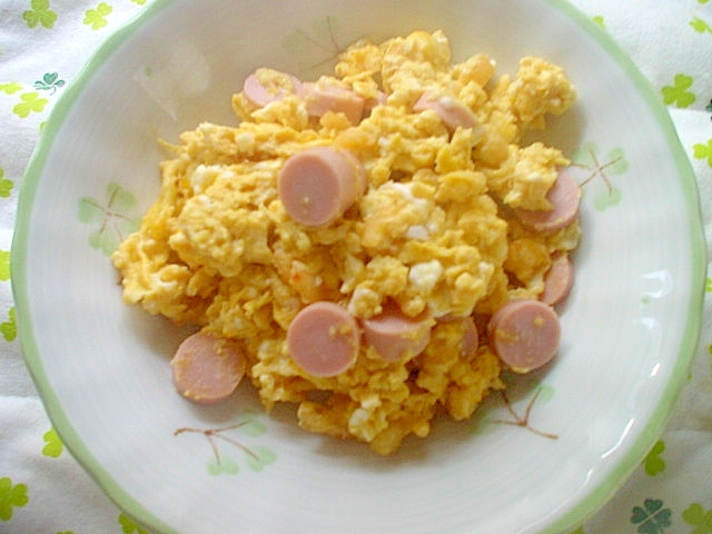お魚ソーセージ＆揚げ玉マヨ＆とんかつソースで炒り卵