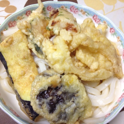 前日の天ぷらでぶっかけうどん（≧∇≦）
ボリュームたっぷり、美味しかったです。