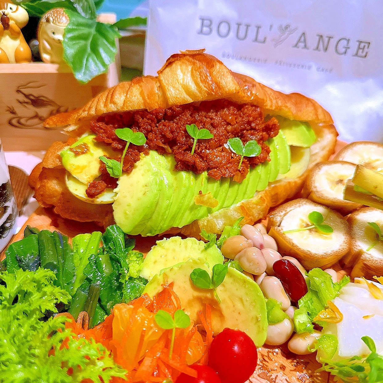 アボカド×ミート×ポテトのクロワッサンサンド