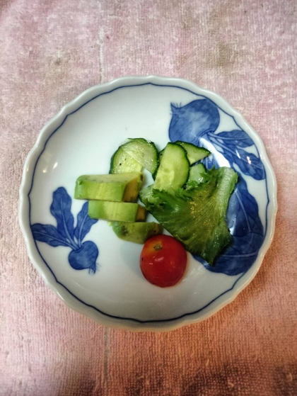 アボカド入り野菜サラダ