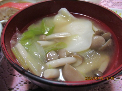 水餃子とぶなしめじとかぼちゃと長ネギのお味噌汁