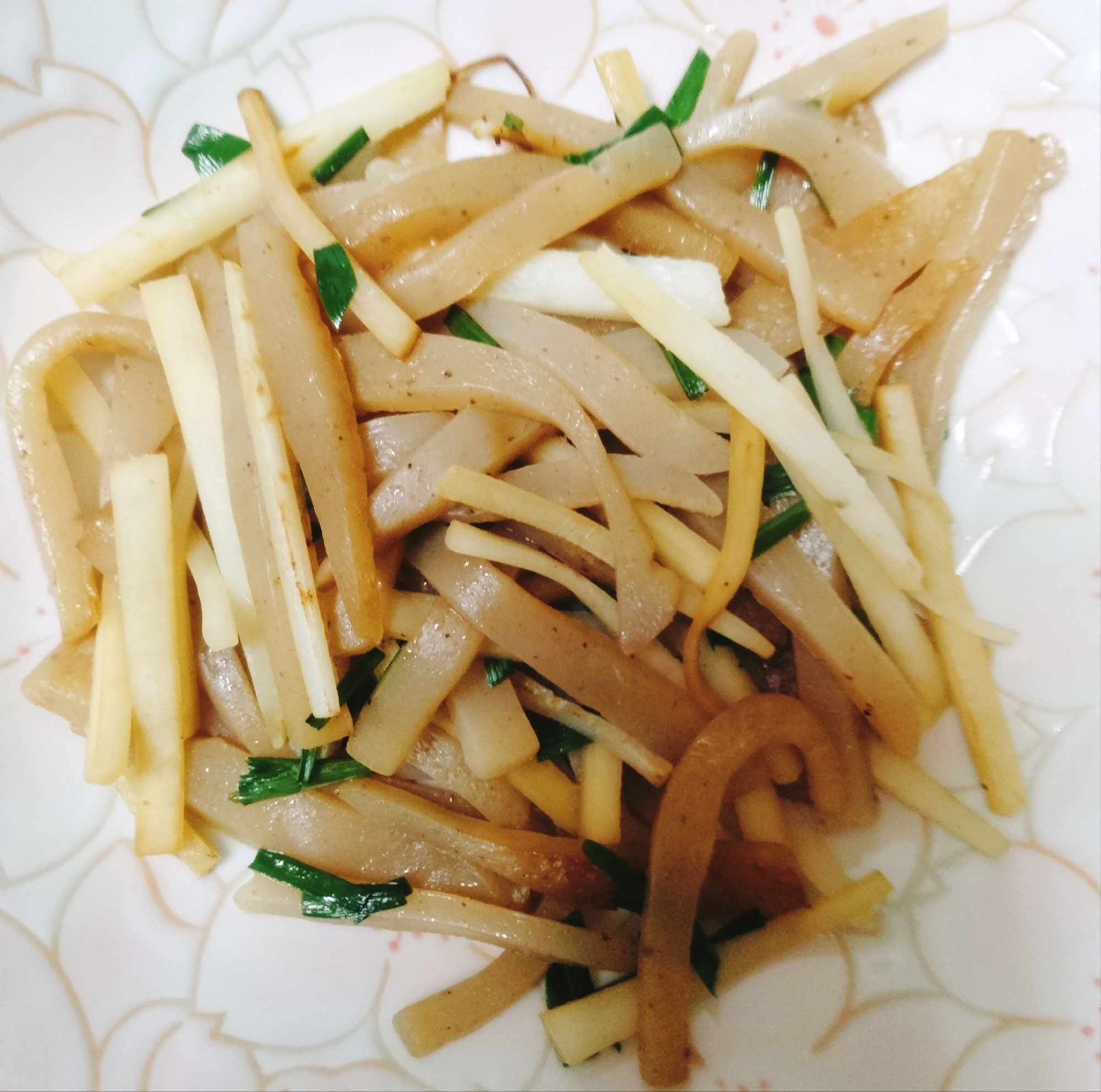 蒟蒻と大根の皮のごま油醤油炒め韮まぶし