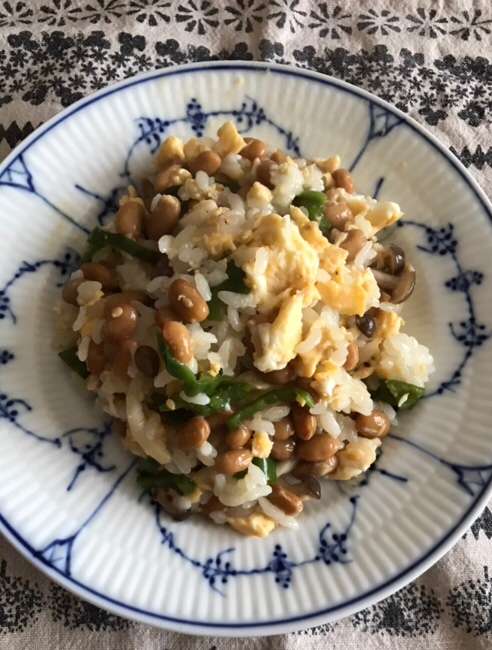 ピーマンとしめじの納豆チャーハン