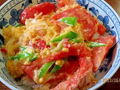 トマトとカニカマと卵の中華炒め丼