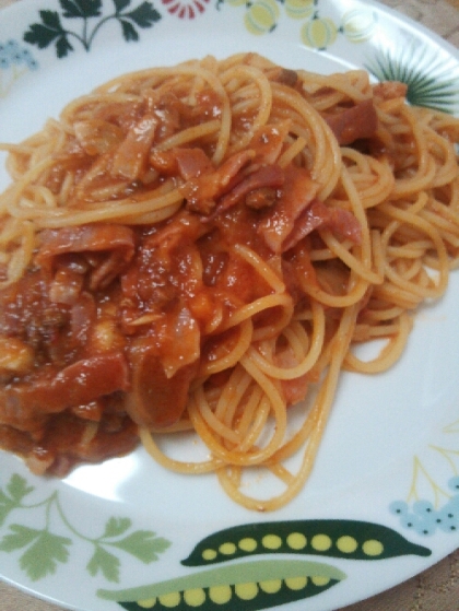 チェダーチーズとベーコンのトマトソースパスタ