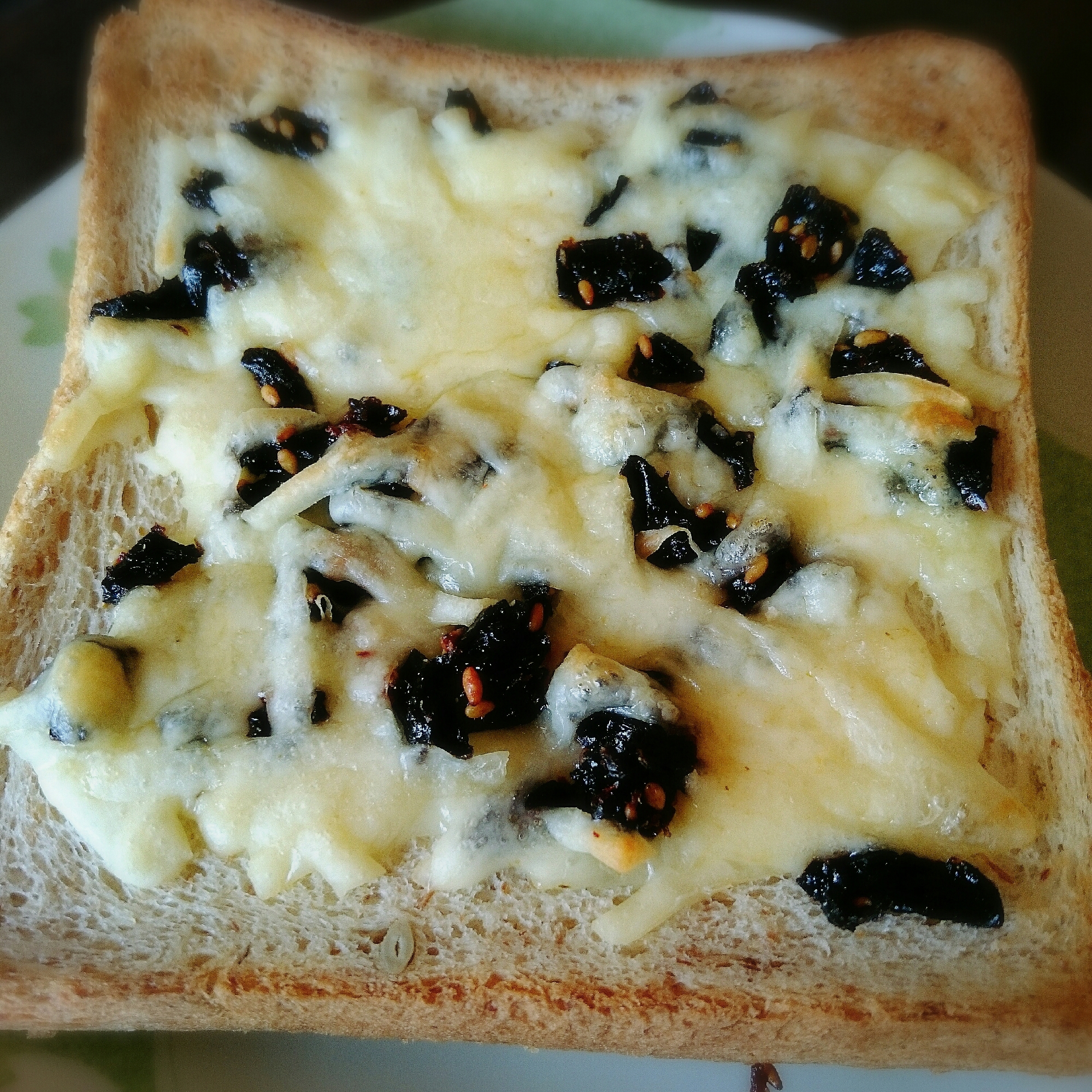 海苔の佃煮とチーズで香ばしいトースト
