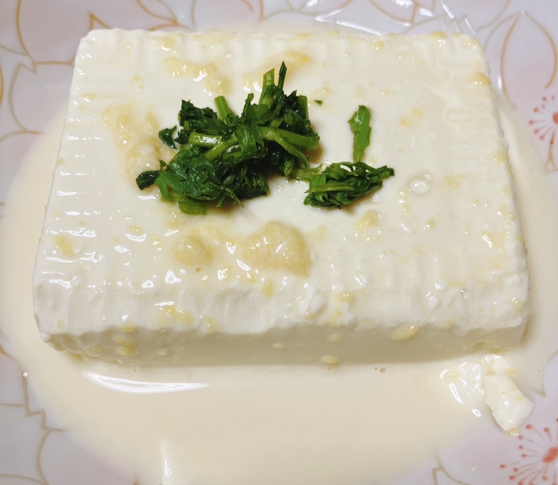 絹ごし豆腐の生姜豆乳タレかけ春菊添え