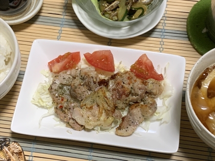 なるたけ焼きたてをすぐに食べたく…先に切っちゃいました野暮ったかったかな？でも最後の狂い塩にバジルをぱぱぱで間違いなくここんちの中ではオサレ味でエヘンですゴチ様