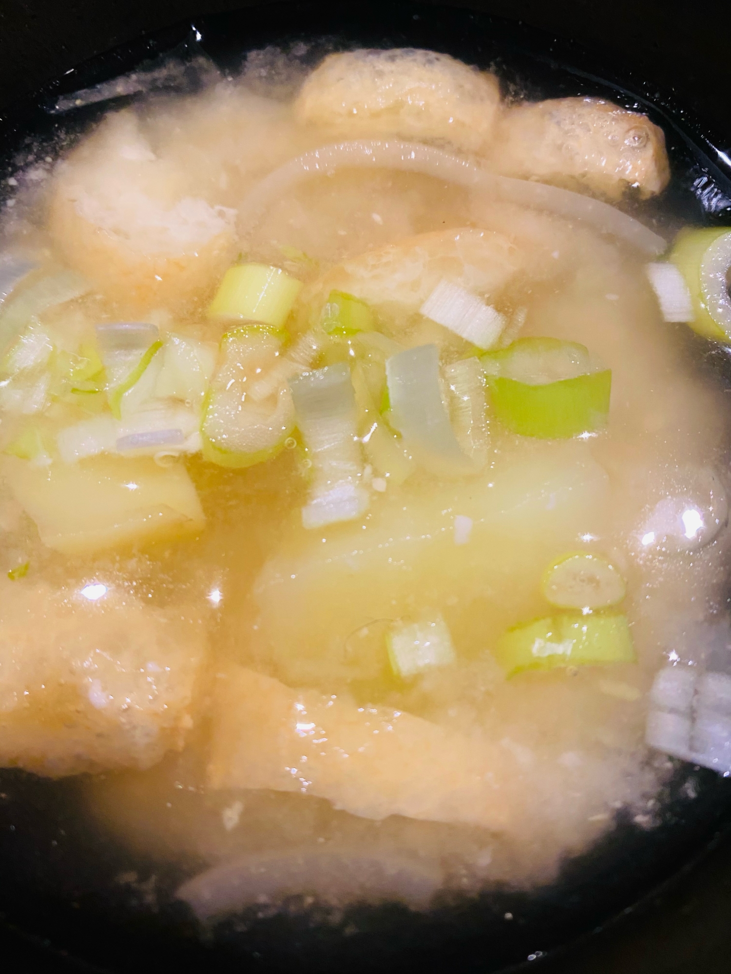 油揚げ、玉ねぎ、じゃがいものお味噌汁