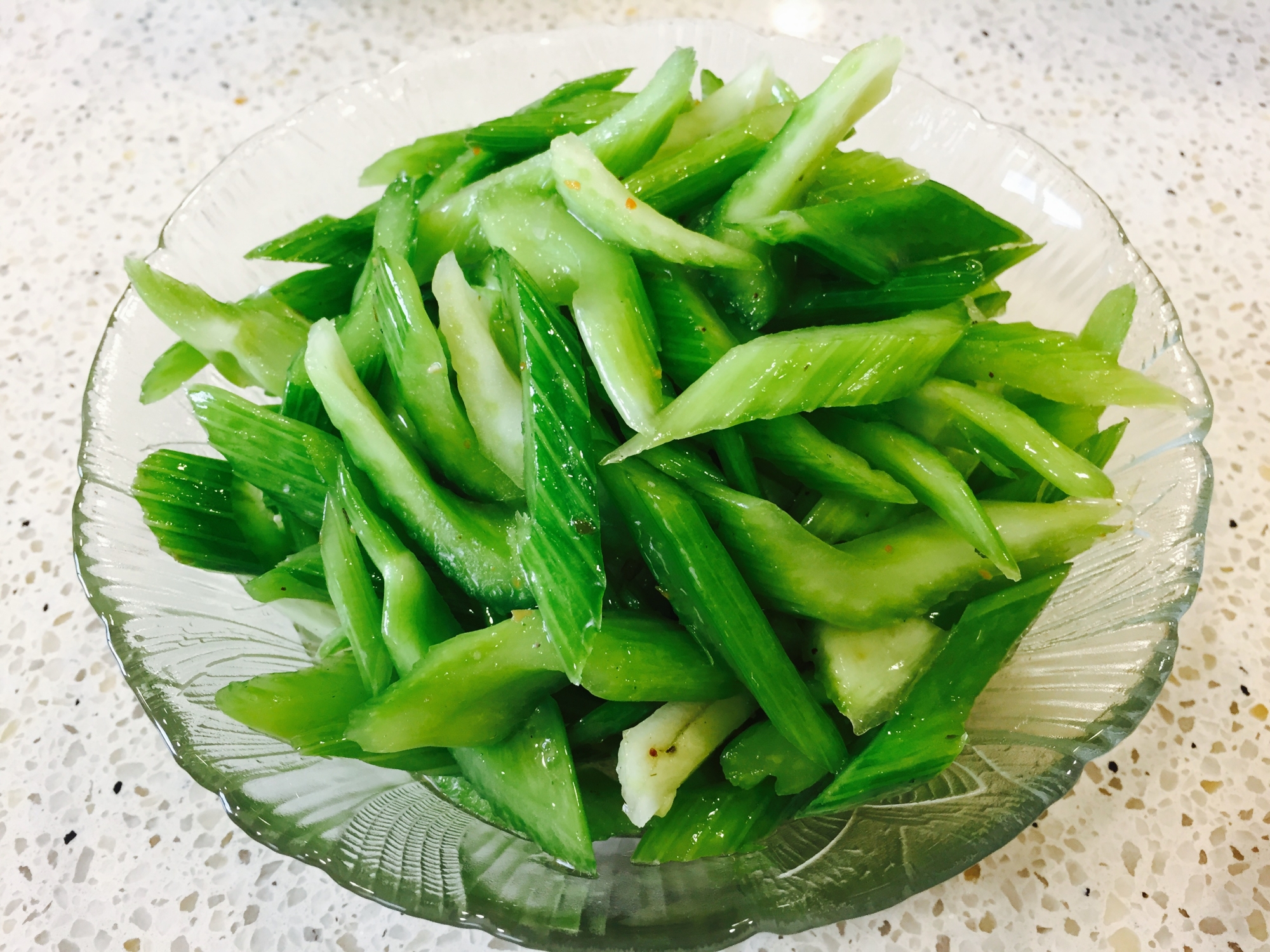 セロリの大量消費に　セロリのダシゴマ油和え