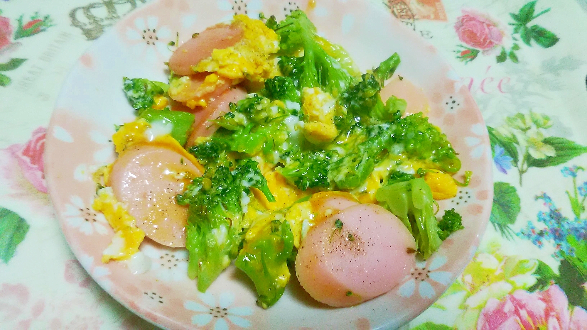ブロッコリーと魚肉ソーセージの卵炒め