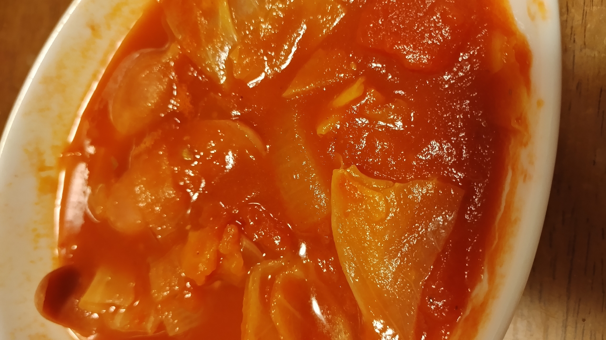 キャベツと玉ねぎとソーセージのトマト煮込み
