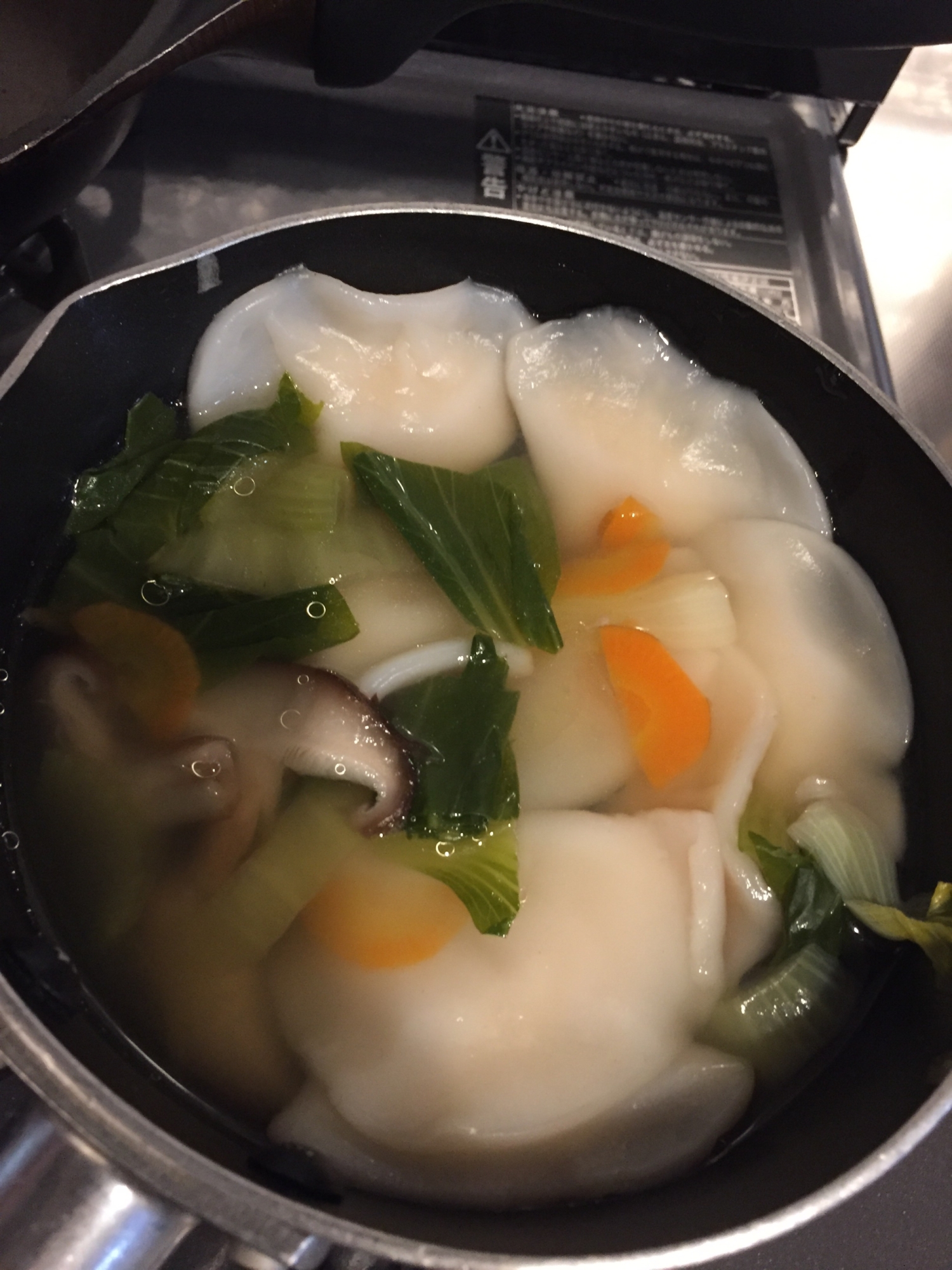 チンゲン菜の水餃子入り中華スープ