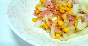玉ねぎとベーコンとコーンの塩コショウ炒め