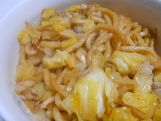 キャベツたっぷり　ホルモンうどん