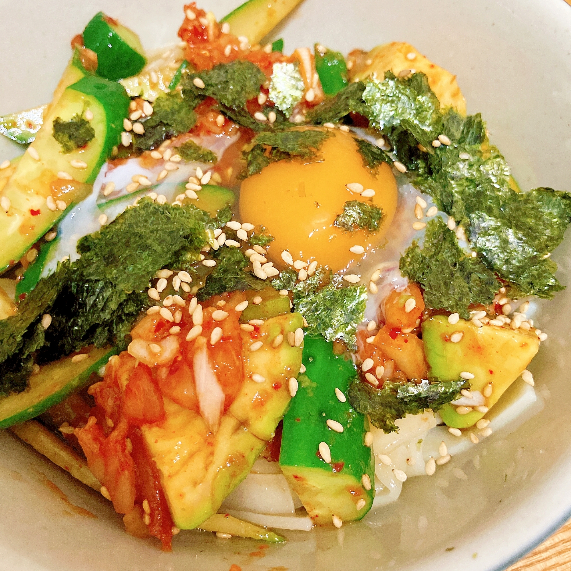 ピリ辛うまい！アボカドキムチ丼