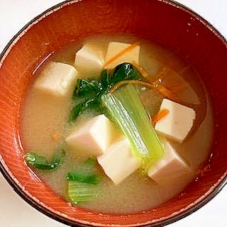 小松菜・にんじん・豆腐の味噌汁