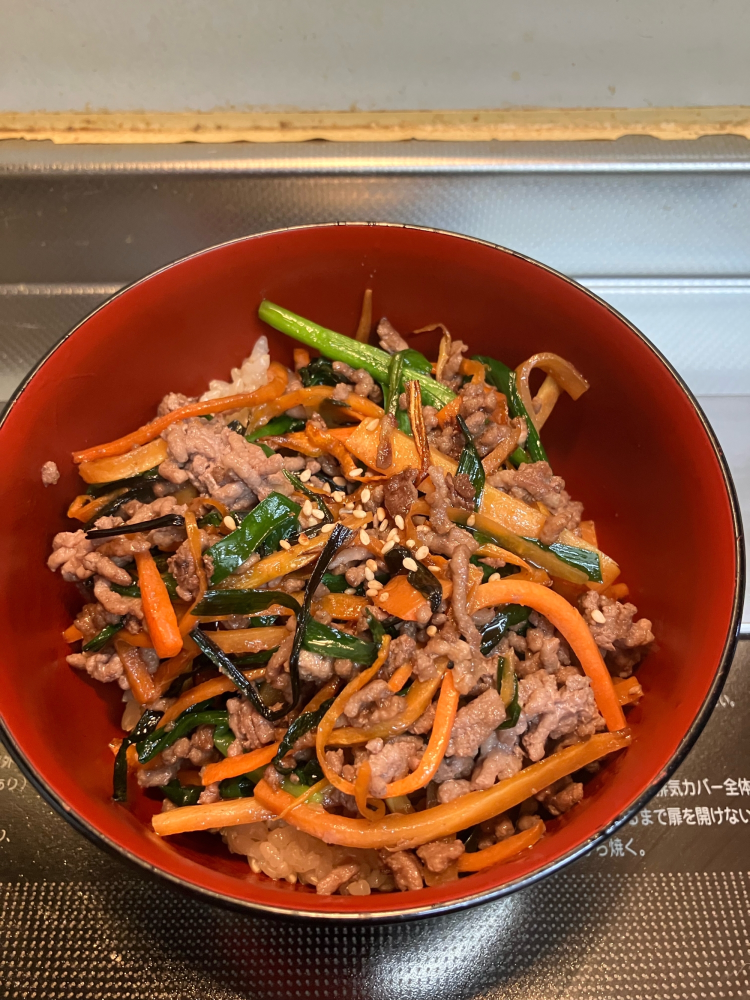 ごま油香る♪合い挽き肉とニラと人参のスタミナ丼♪