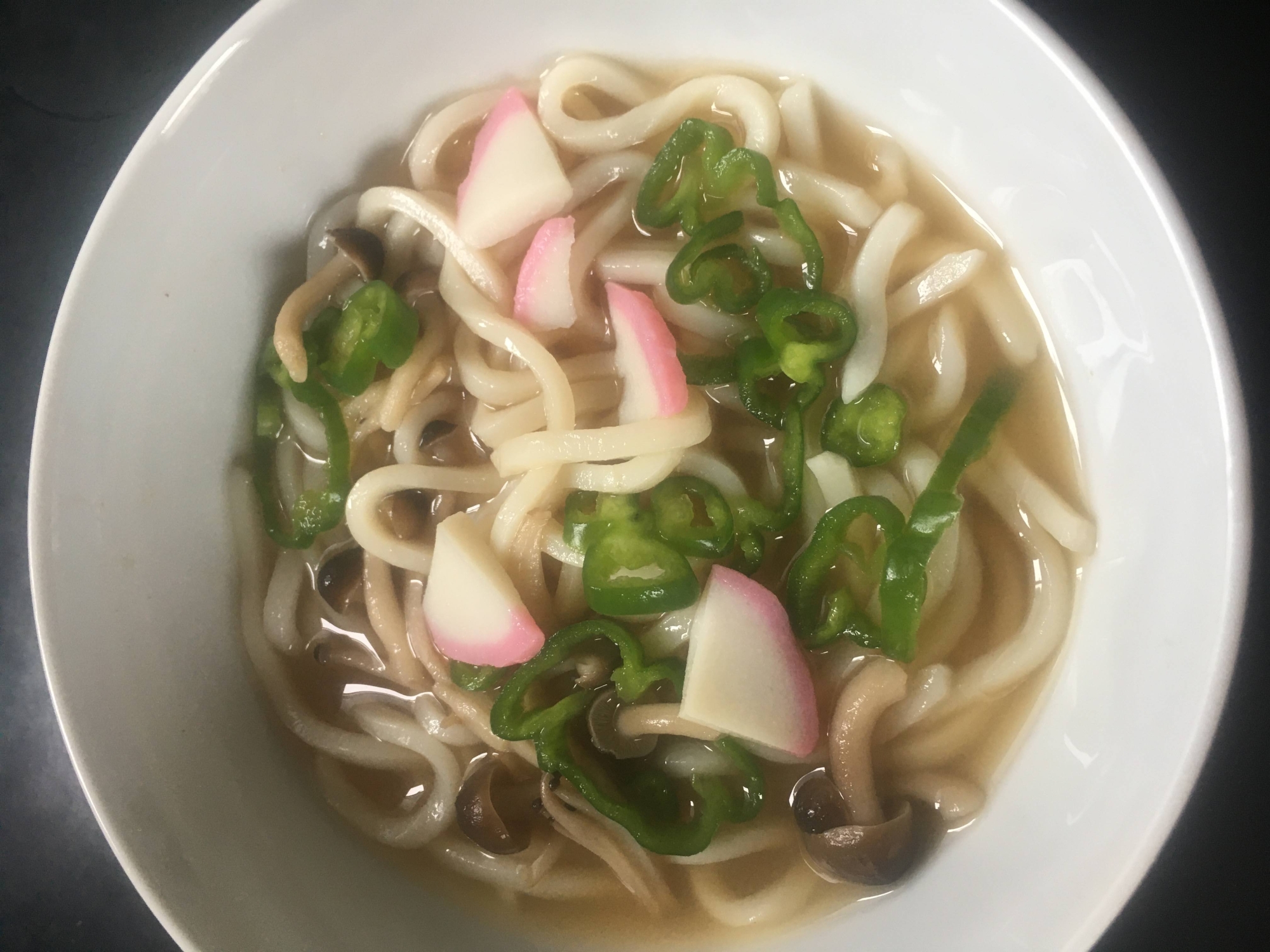 ピーマン、しめじ、かまぼこの味噌かけうどん