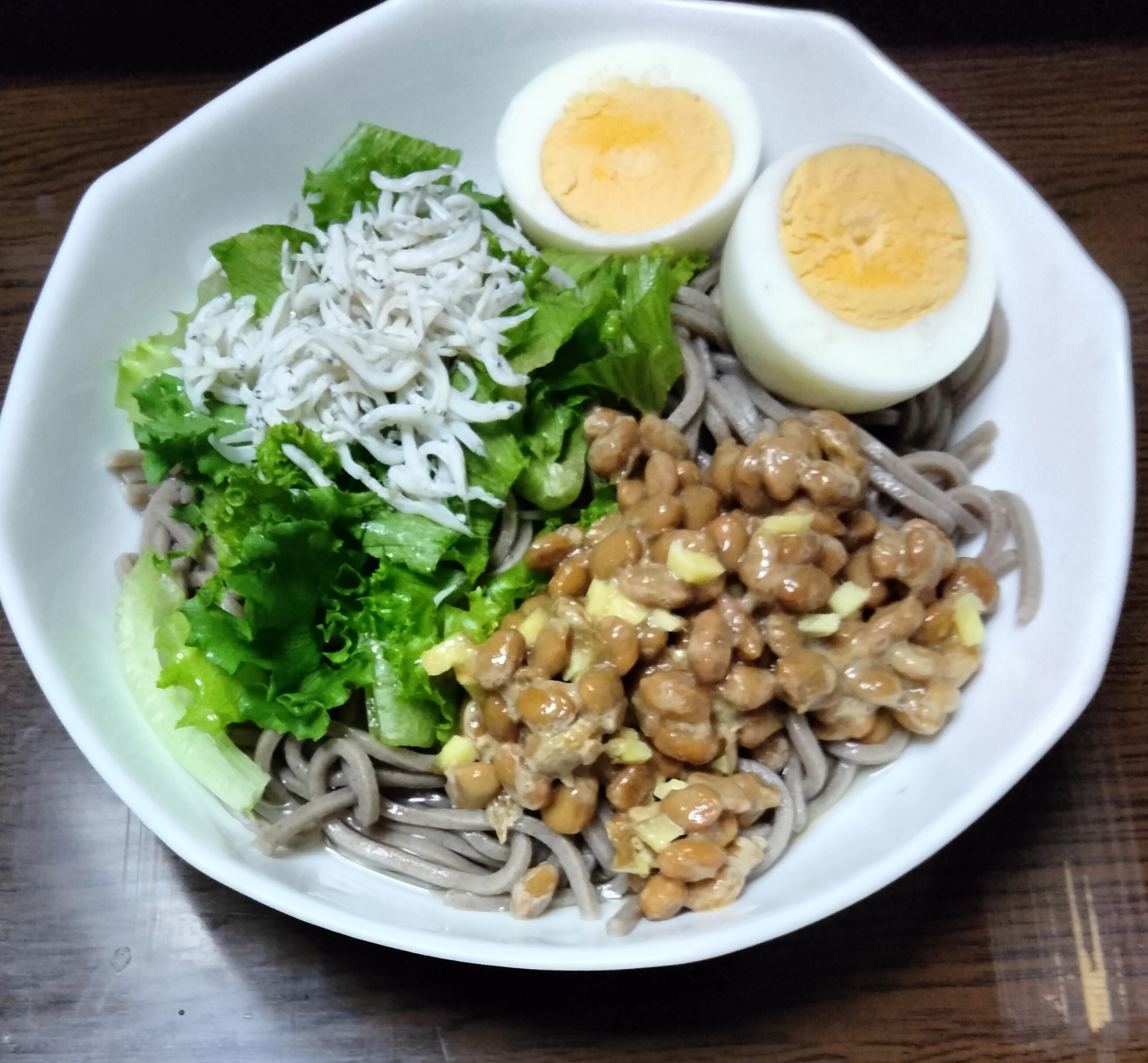 冷やしそば レタスしらす納豆ゆで卵のせて