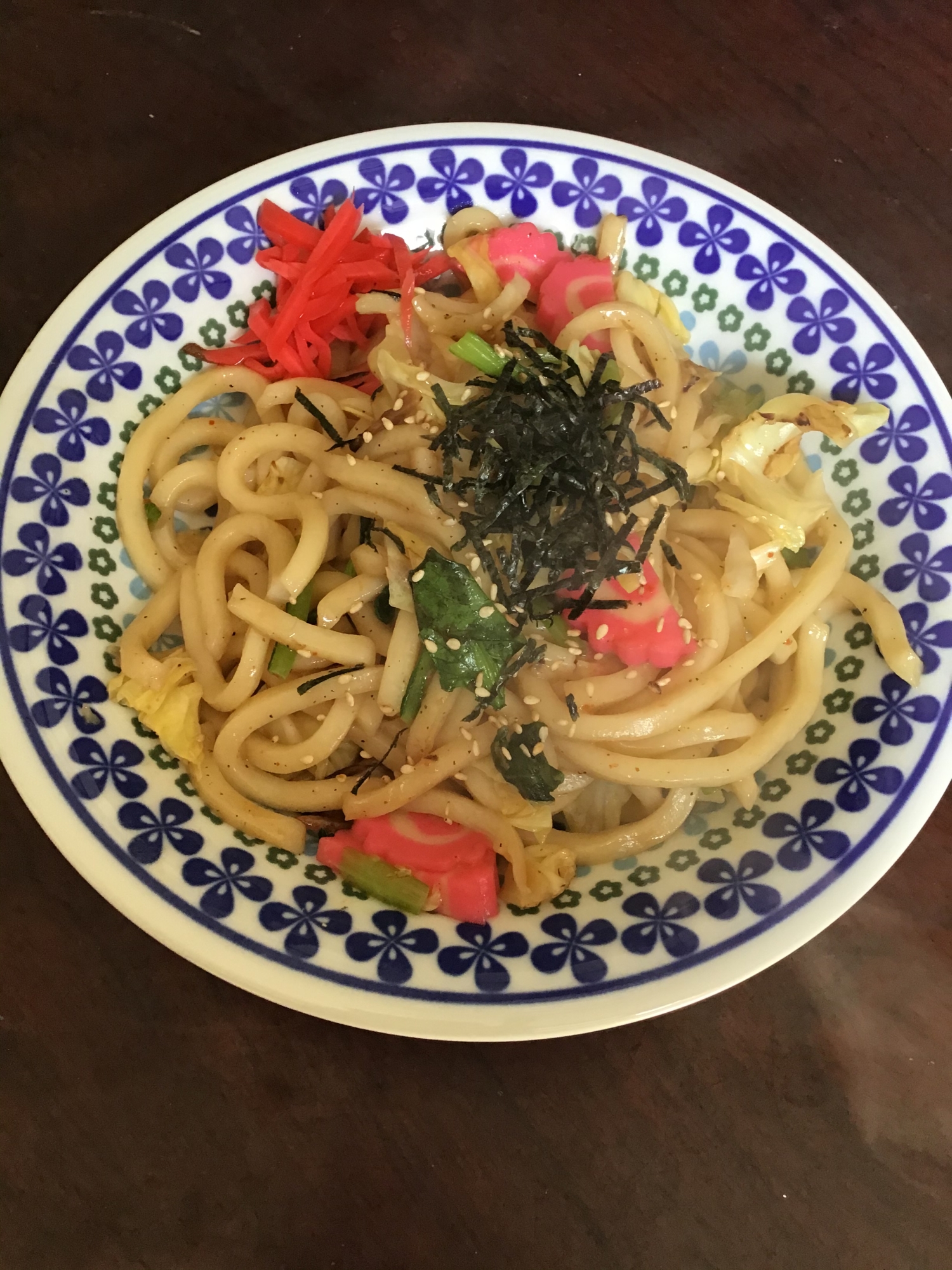 紅白鳴門と小松菜とキャベツの焼きうどん＠ソース味。