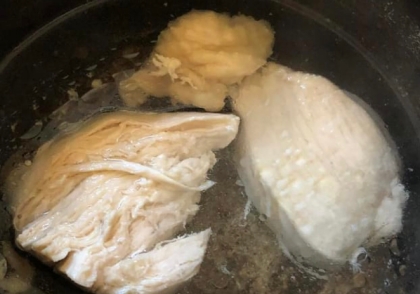 しっとり、やわらか◎ムネ肉の茹で鶏の作り方