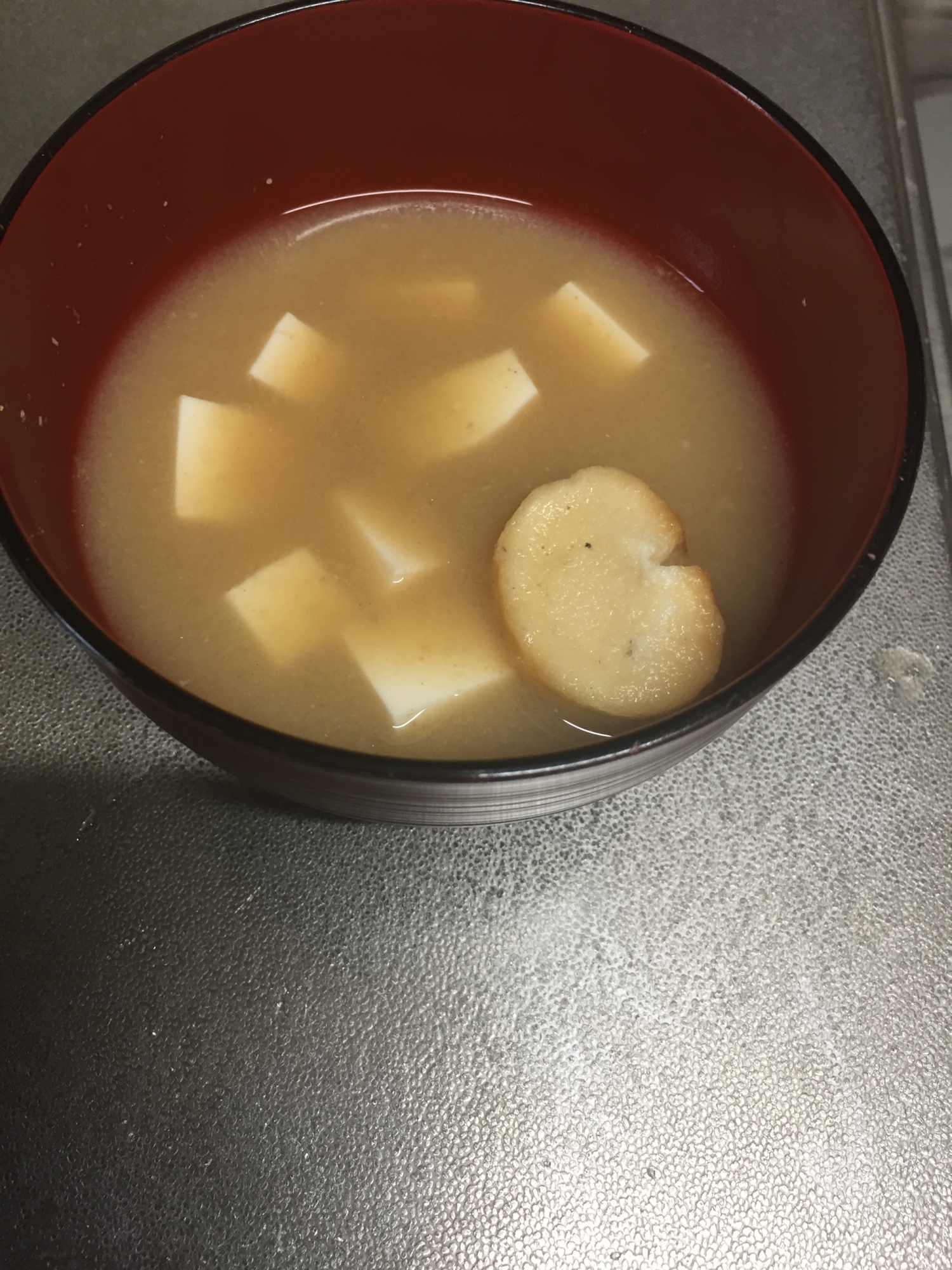 煮干し砕きのダシ入りの豆腐とお麩の味噌汁！