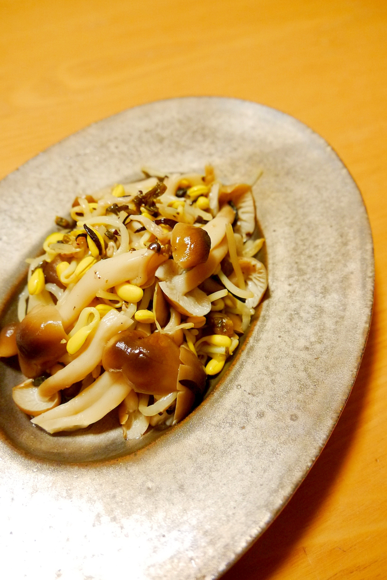 しめじと豆もやしの高菜ひじき和え