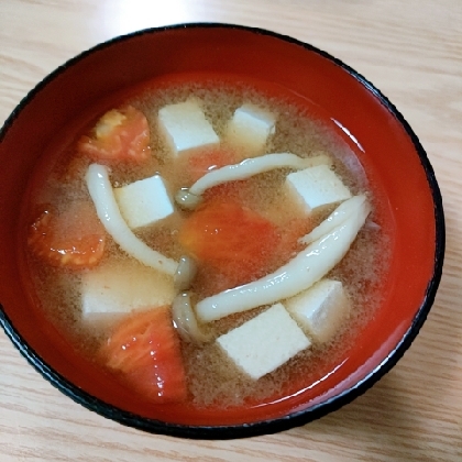 豆腐とプチトマトとしめじの味噌汁