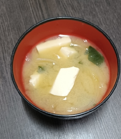 豆腐と小松菜とわかめの味噌汁