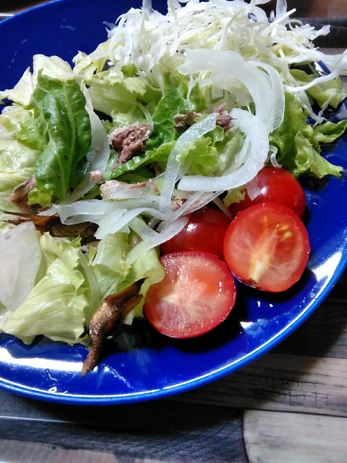 スモークオイルサーディン(缶詰)と玉ねぎサラダ