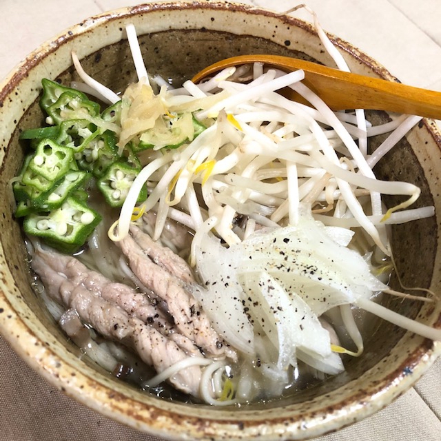 生野菜もたっぷり☆せせり出汁のきしめんフォー風