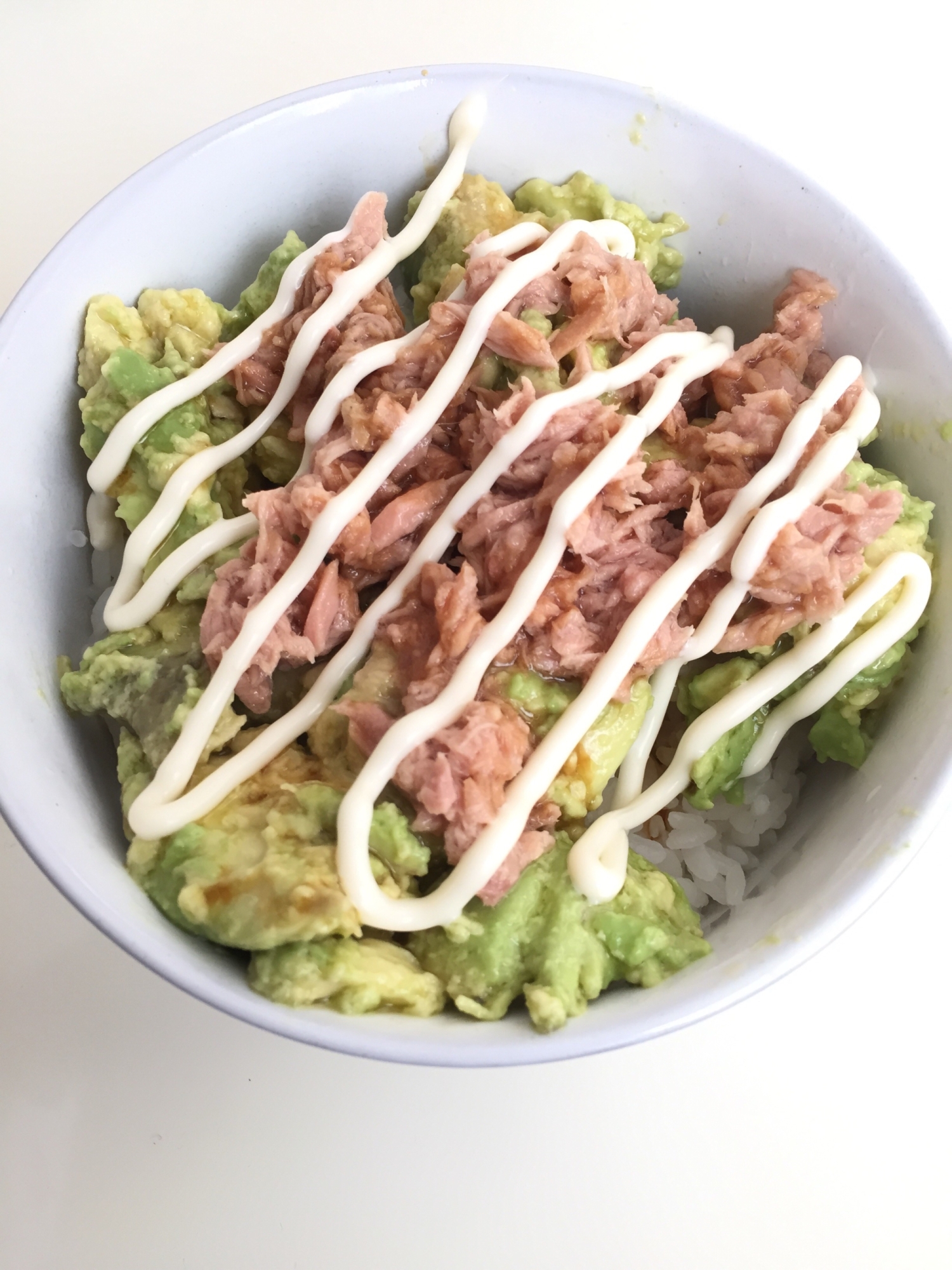 混ぜてのっけるだけ、簡単アボカド丼