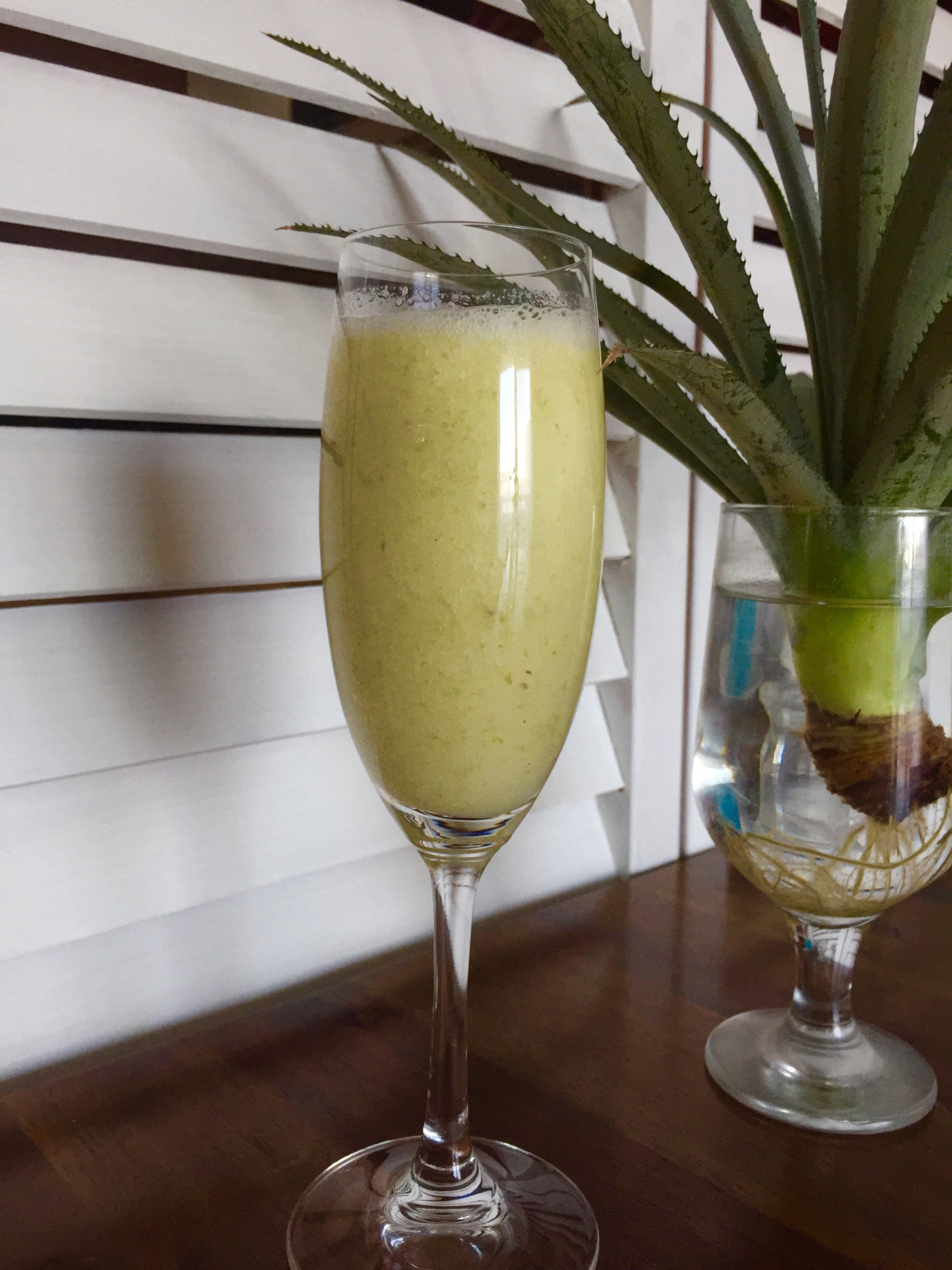 グラスに注がれたスターフルーツのスムージー