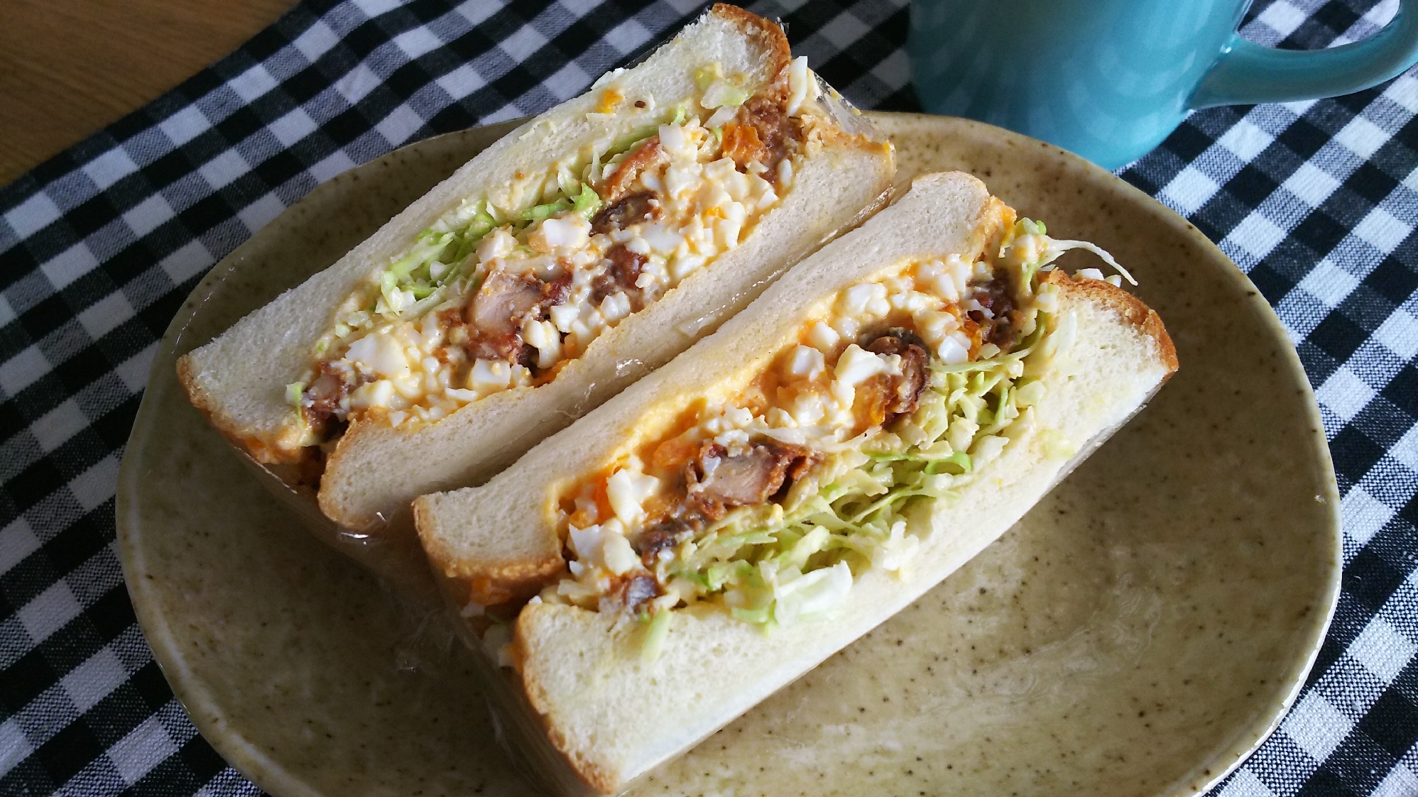 グレー色のお皿に盛り付けられた甘辛チキンサンドイッチ