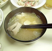 エリンギと豆腐とキャベツの味噌汁