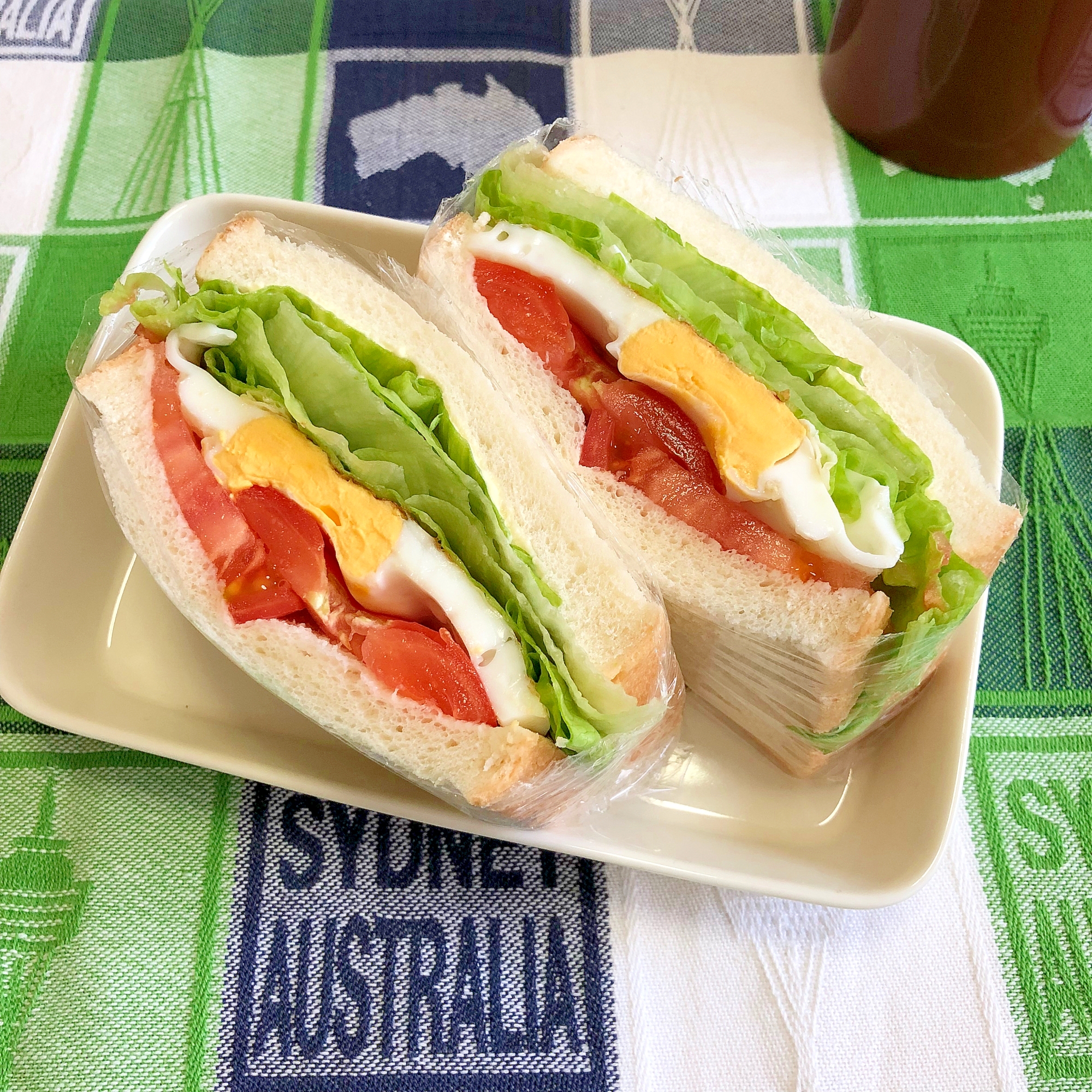 レタス、目玉焼き、トマトのサンドイッチ ♪