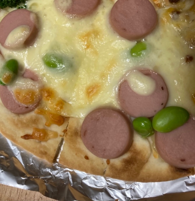 魚肉ソーセージと枝豆のチーズピザ
