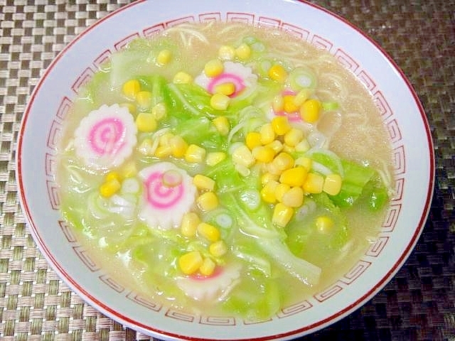 キャベツとコーンなるとのとんこつラーメン