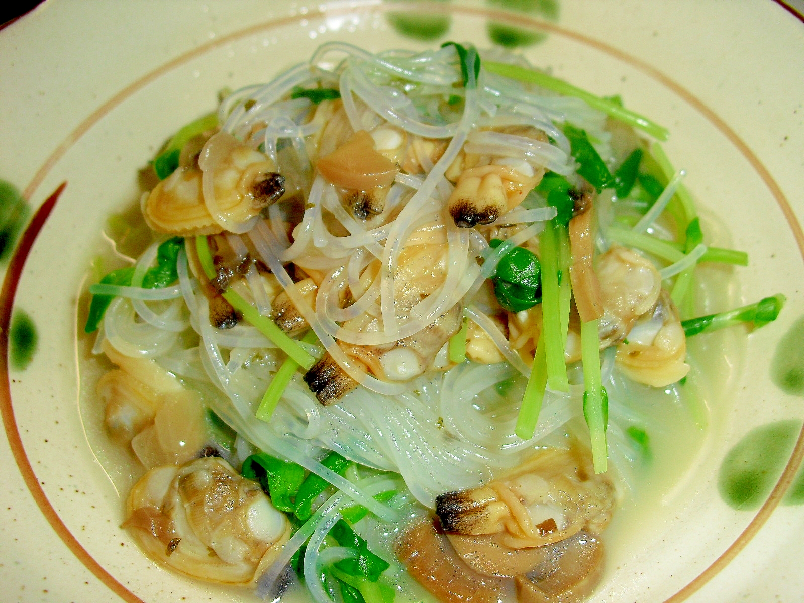 旨味たっぷり♪我が家の“あさり・豆苗・春雨炒め”