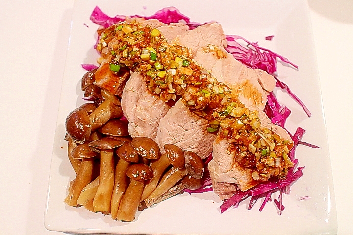 蒸し豚ヒレ肉とネギたっぷり香味ダレ
