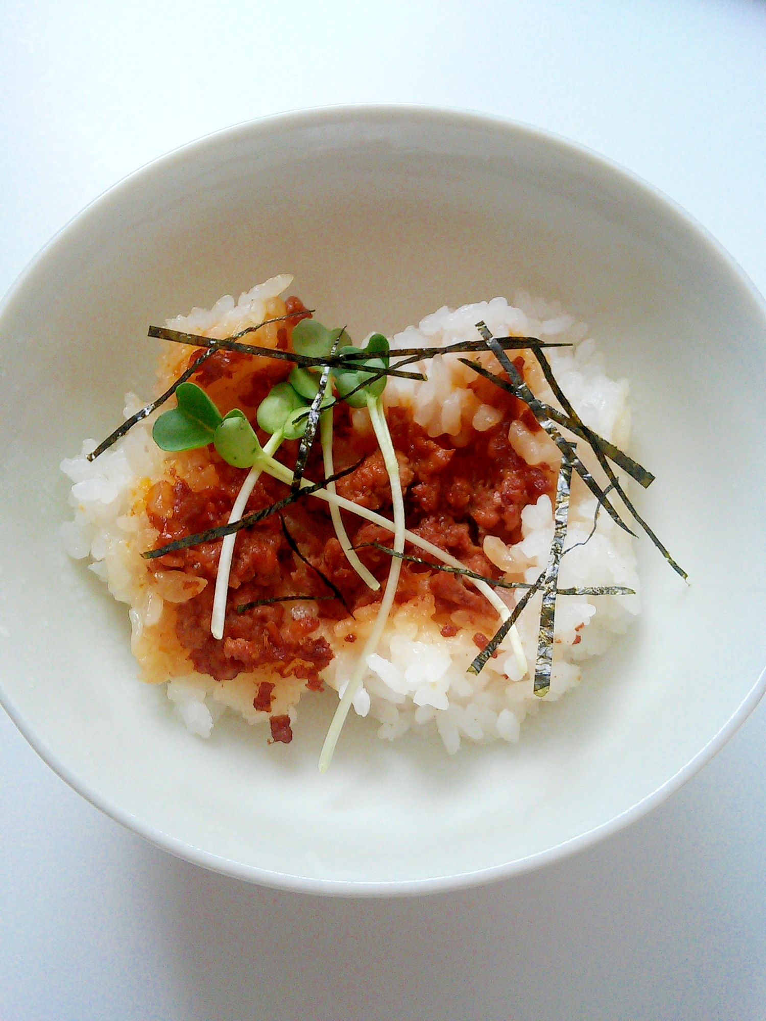 ごま油が香る♪鶏そぼろとかいわれ大根の混ぜご飯