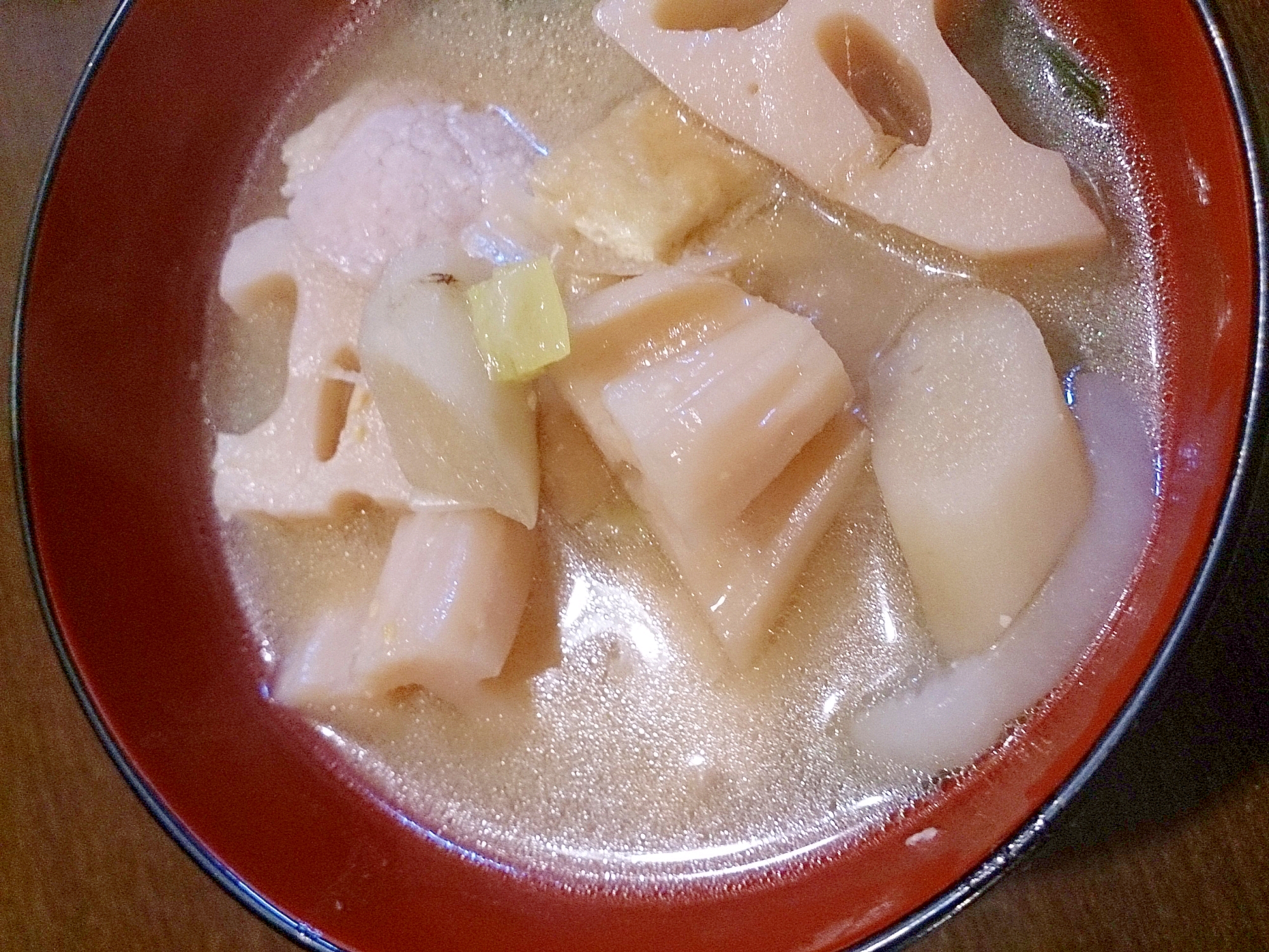 豚肉とごぼうれんこん油揚げの味噌汁