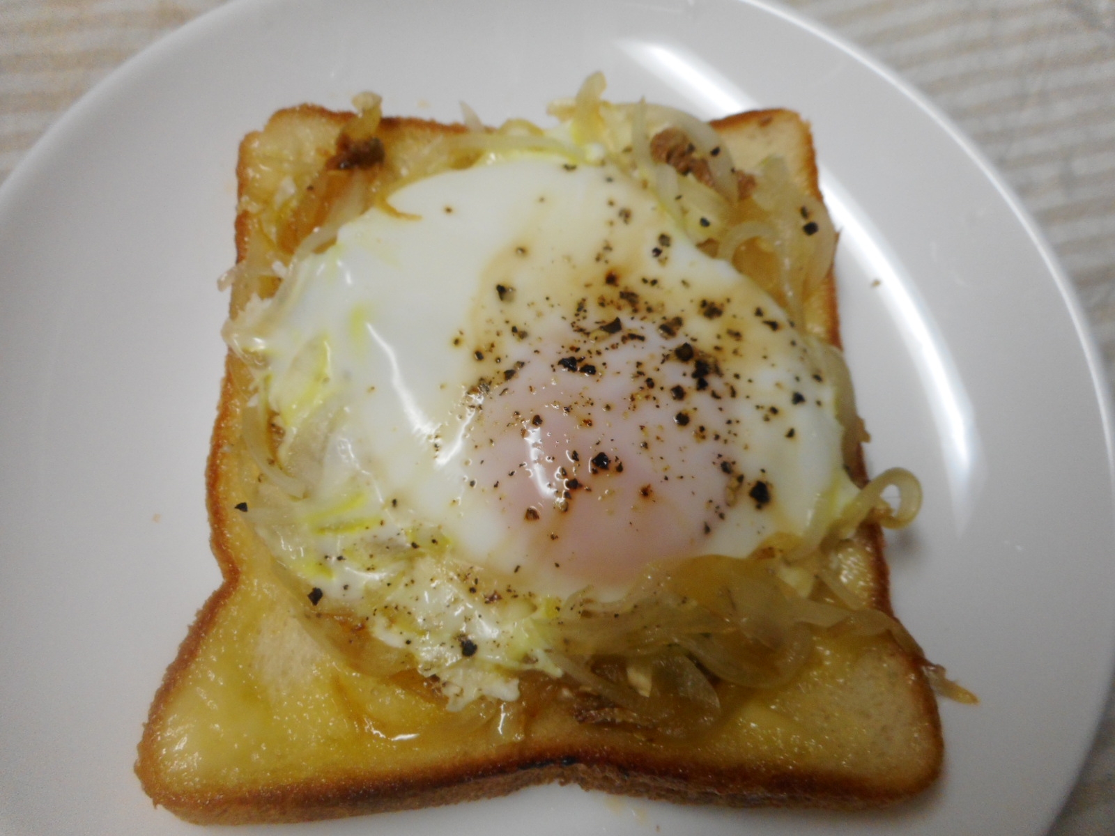 アンチョビと玉ねぎの巣ごもり乗っけパン