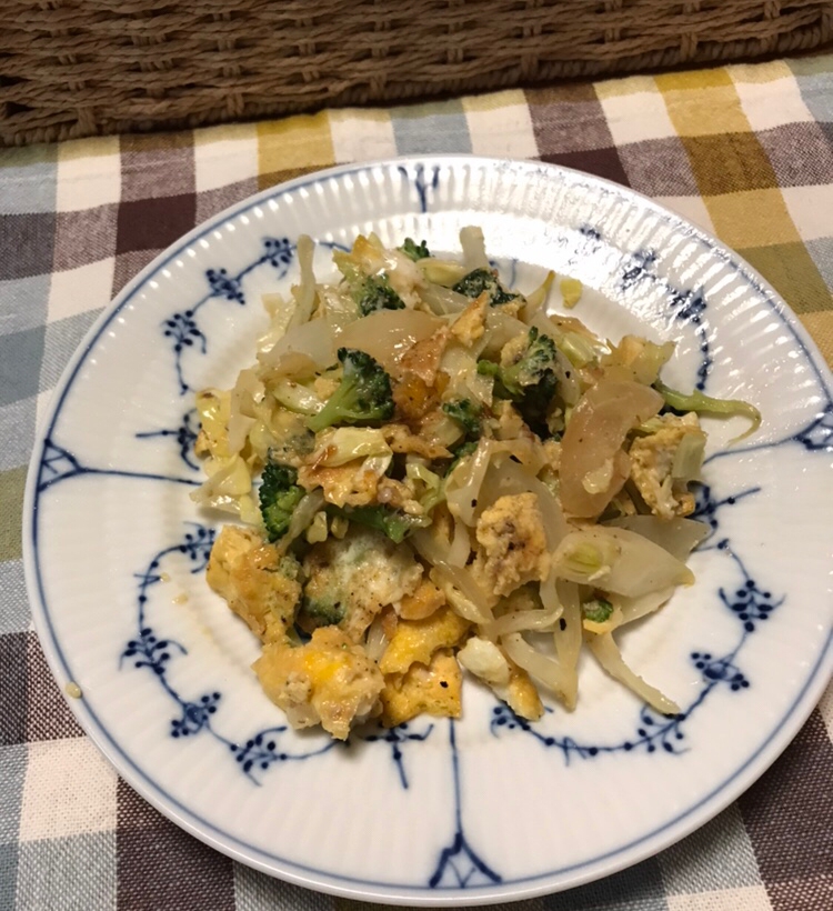 キャベツと玉ねぎ、ブロッコリーの卵炒め