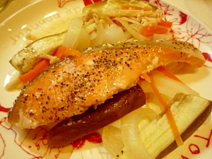 ノンオイルでヘルシー★塩麹漬け鮭のたっぷり蒸し野菜