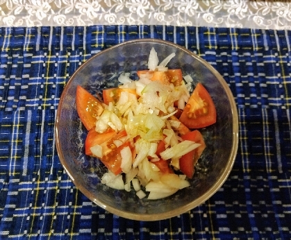 新玉ねぎとトマトの手作りちょい甘ドレッシングサラダ