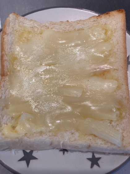 トーストしたパンにチーズを乗せてレンチンしました(#^.^#)チーズが伸びる〜(๑˃̵ᴗ˂̵)めちゃめちゃ美味しかったです✨ごちそうさまでした（╹◡╹）♡