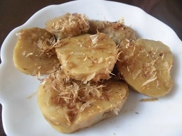 甘辛い味付けにかつお節の風味で里芋がおいしく食べられました。