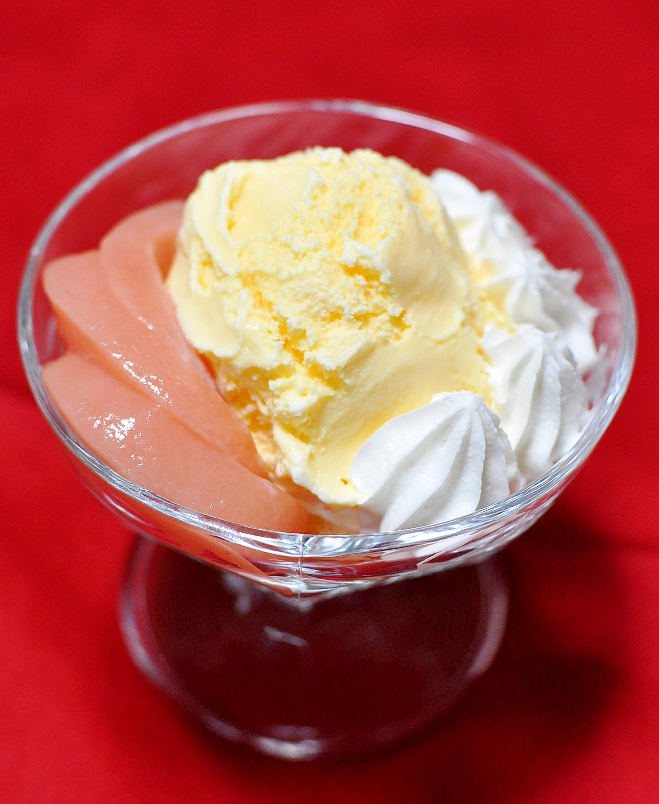 足付きグラスに盛られた、桃コンポートのパルフェ